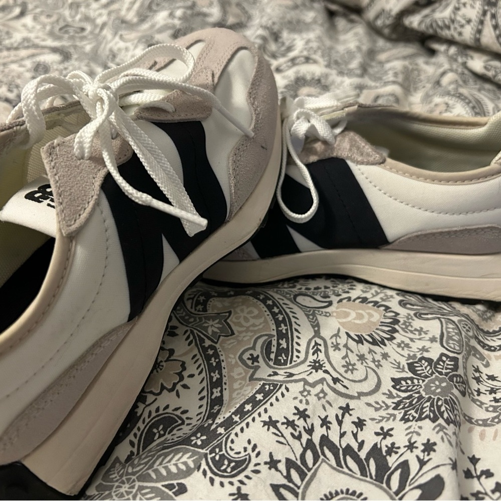 New BALANCE 327 Stylish Black and White Sneakers